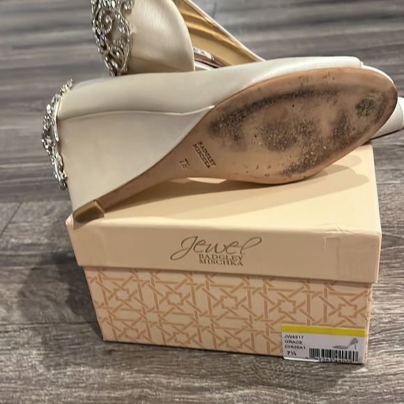 Stunning ornate Champagne Badgley Mischka on excellent condition. - Picture 6 of 6